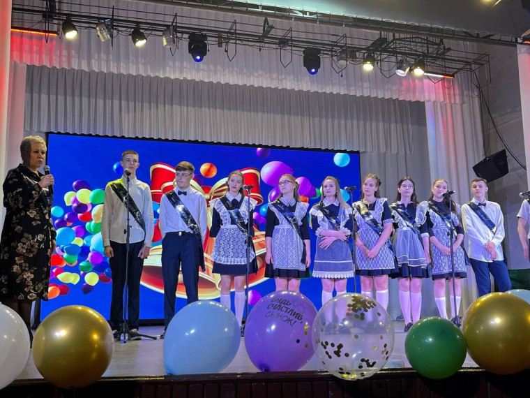 Последний звонок торжественно прозвучал для учеников 11-го класса.
